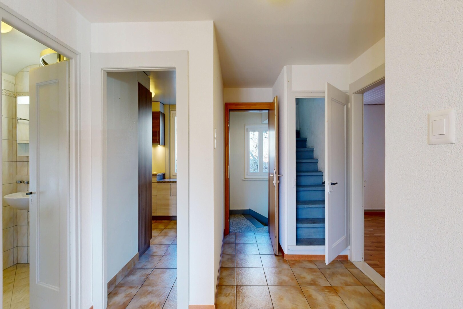 couloir avec escaliers, inside property, lumière naturelle, natural light, et light floor