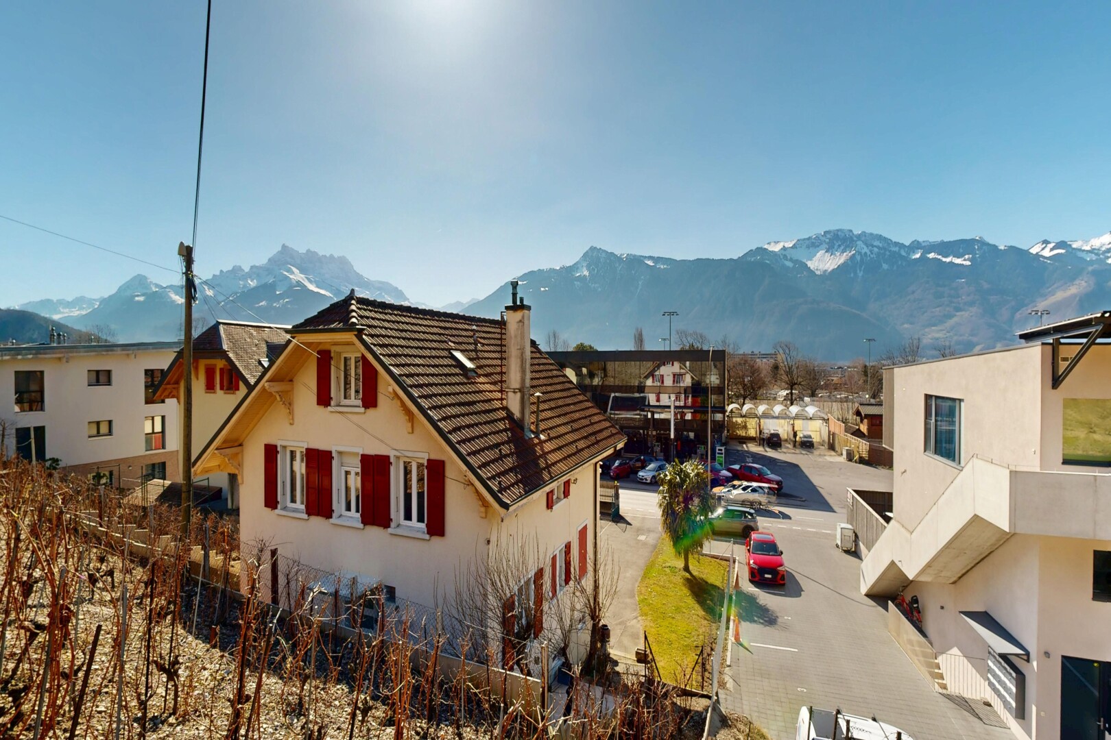 façade avec cheminée, bardage en stuc, vue sur la montagne, mountain view, et day time