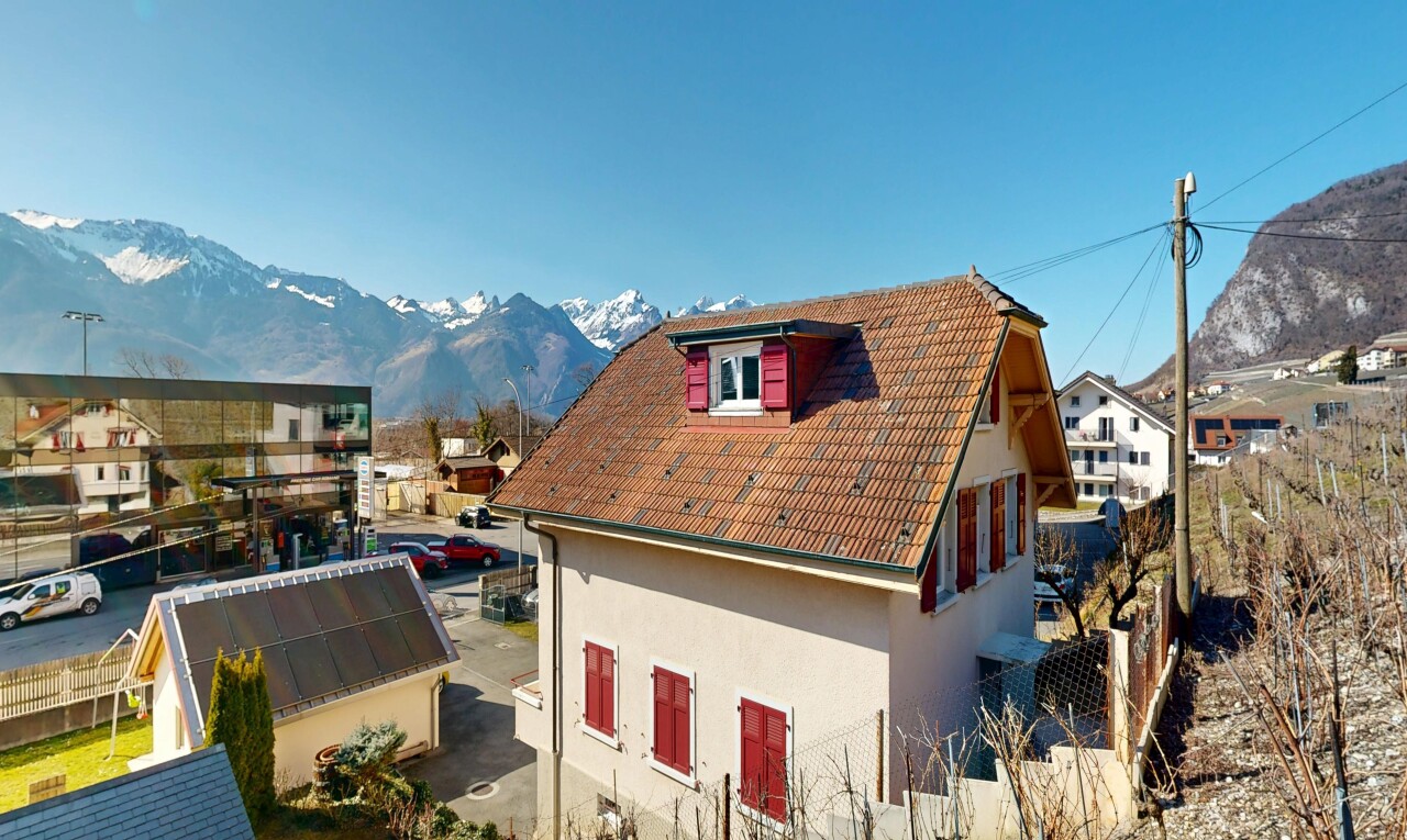façade avec vue sur la montagne, mountain view, bardage en stuc, day time, et toit mansardé