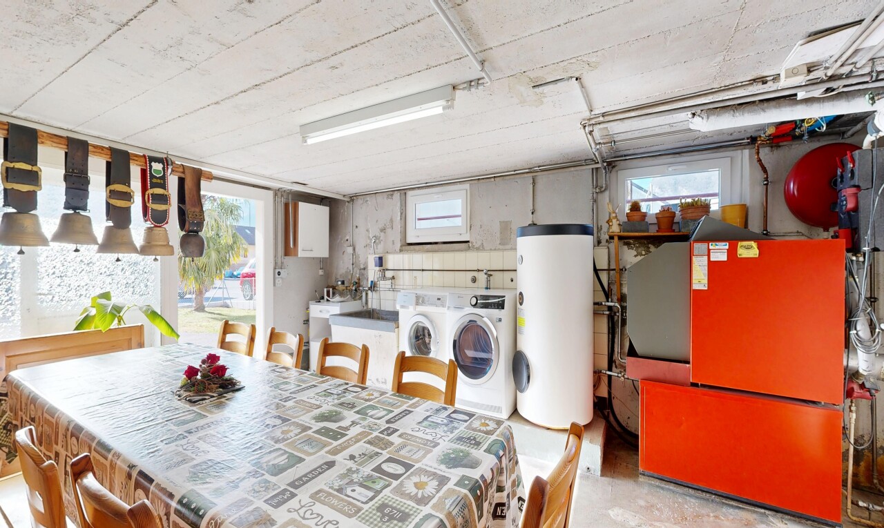salle à manger avec lave-linge et sèche-linge séparés, chauffe-eau, inside property, light floor, et sol en béton