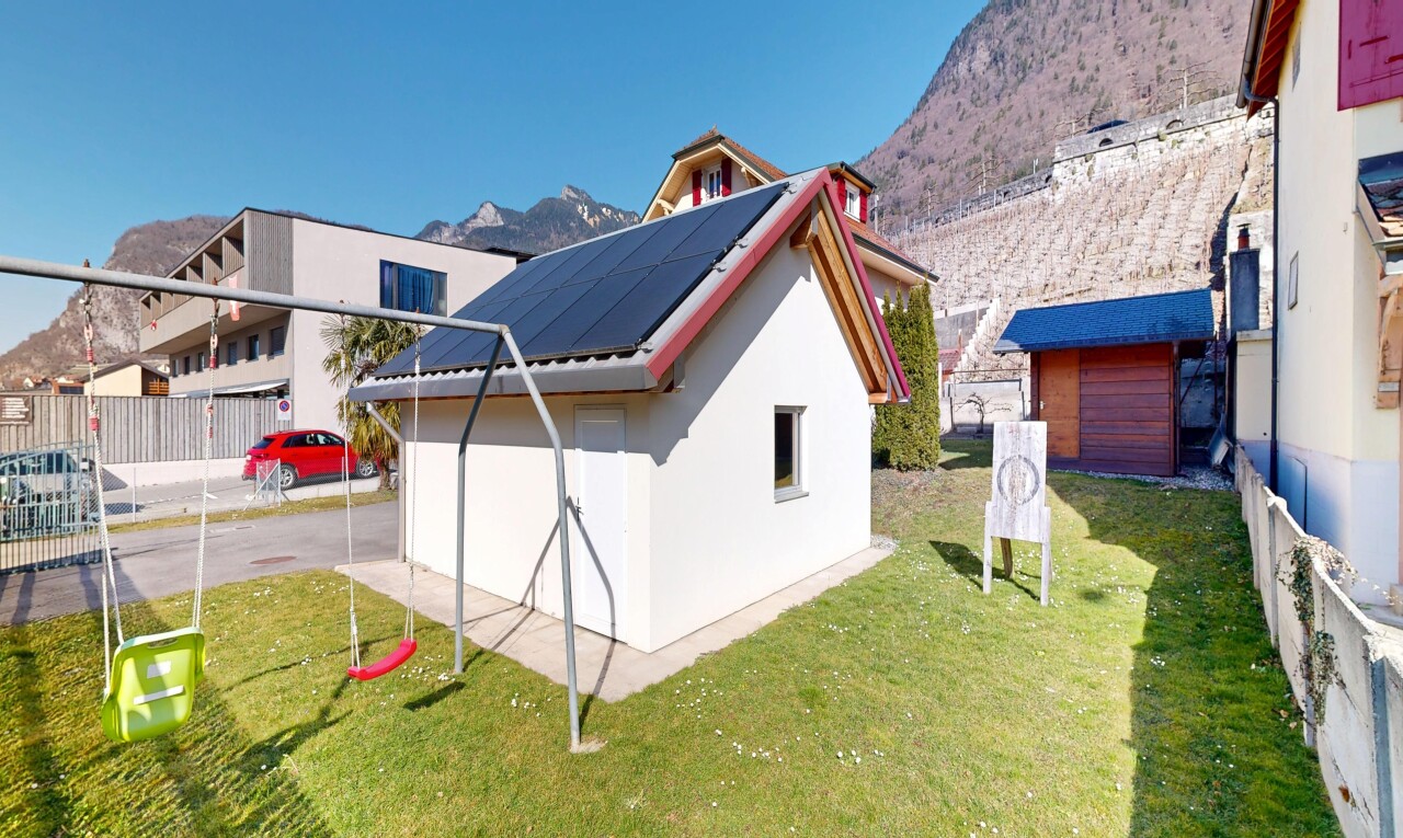 façade avec bardage en stuc, panneaux solaires, day time, vue sur la montagne, et mountain view