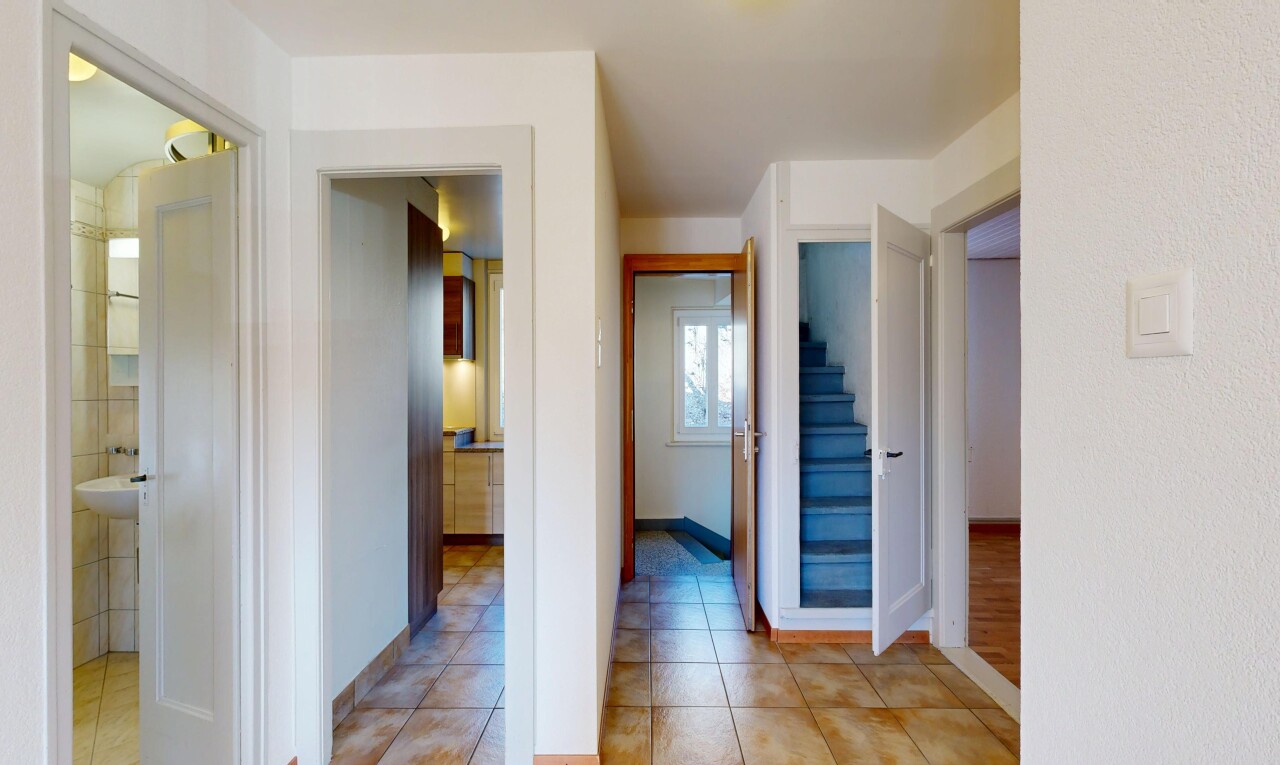 couloir avec escaliers, inside property, lumière naturelle, natural light, et light floor