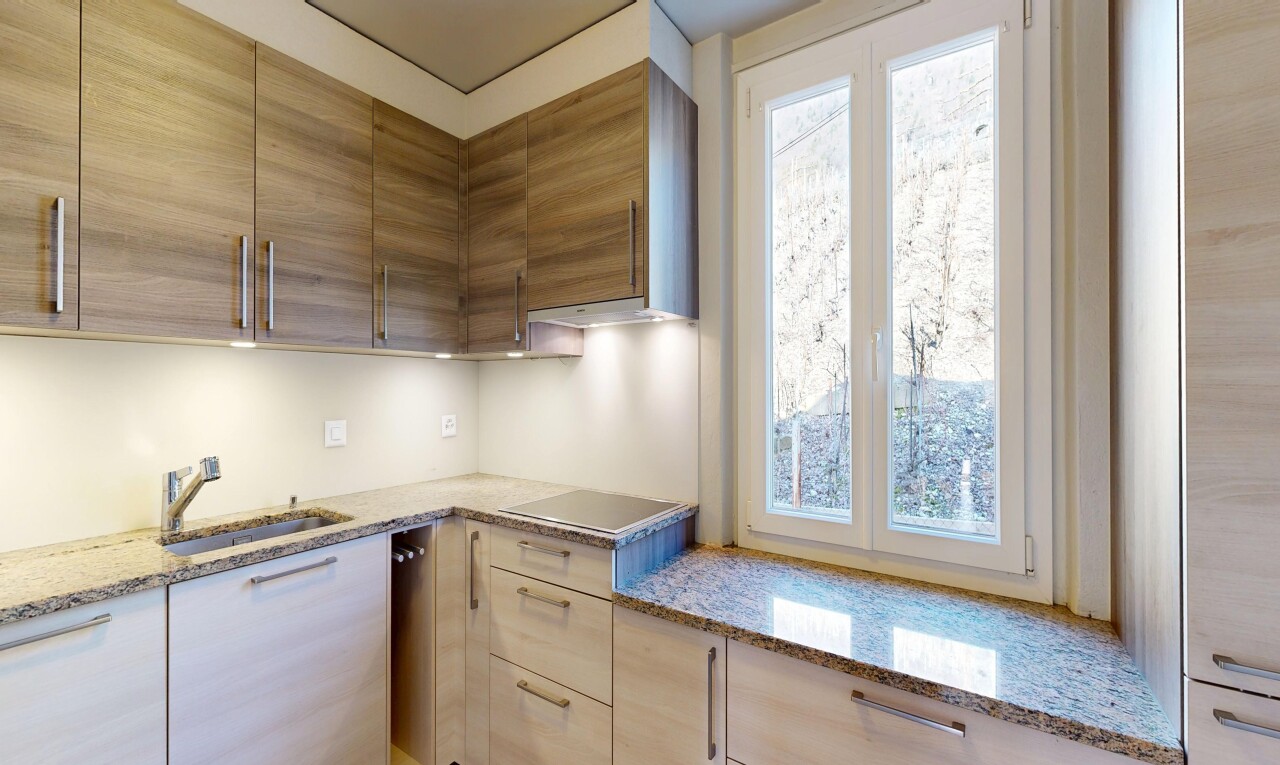 cuisine avec lumière naturelle, natural light, plans de travail en pierre, stone countertops, et light countertops