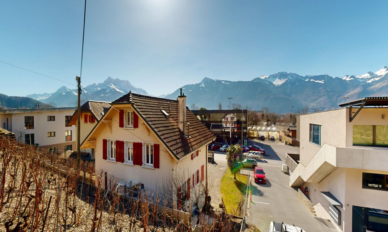 façade avec cheminée, bardage en stuc, vue sur la montagne, mountain view, et day time
