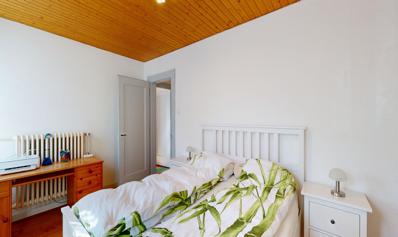 chambre avec inside property, radiateur, cloison sèche, drywall, et plafond en bois