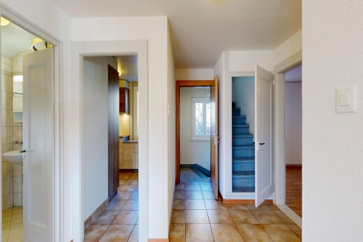 couloir avec escaliers, inside property, lumière naturelle, natural light, et light floor