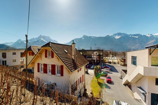 façade avec cheminée, bardage en stuc, vue sur la montagne, mountain view, et day time