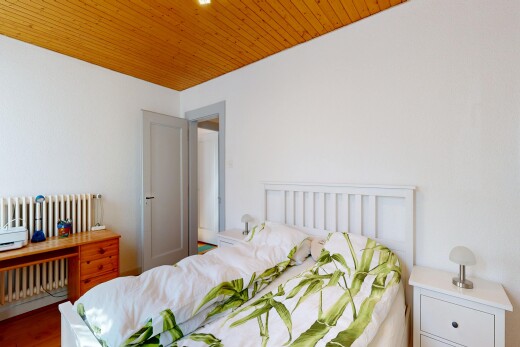 chambre avec inside property, radiateur, cloison sèche, drywall, et plafond en bois