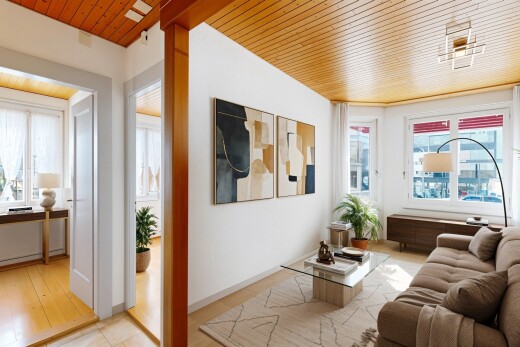salon avec wood ceiling, plafond en bois, inside property, natural light, et lumière naturelle