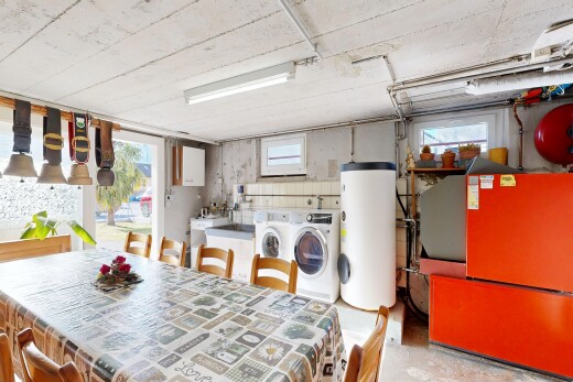 salle à manger avec lave-linge et sèche-linge séparés, chauffe-eau, inside property, light floor, et sol en béton