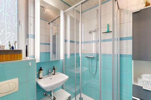 salle de bains avec salle de bain complète, miroir, douche, inside property, et évier