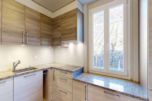 cuisine avec lumière naturelle, natural light, plans de travail en pierre, stone countertops, et light countertops