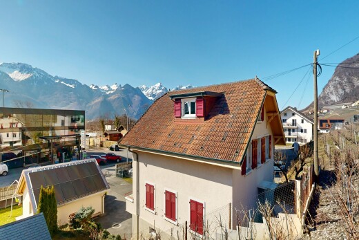 façade avec vue sur la montagne, mountain view, bardage en stuc, day time, et toit mansardé
