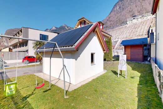 façade avec bardage en stuc, panneaux solaires, day time, vue sur la montagne, et mountain view