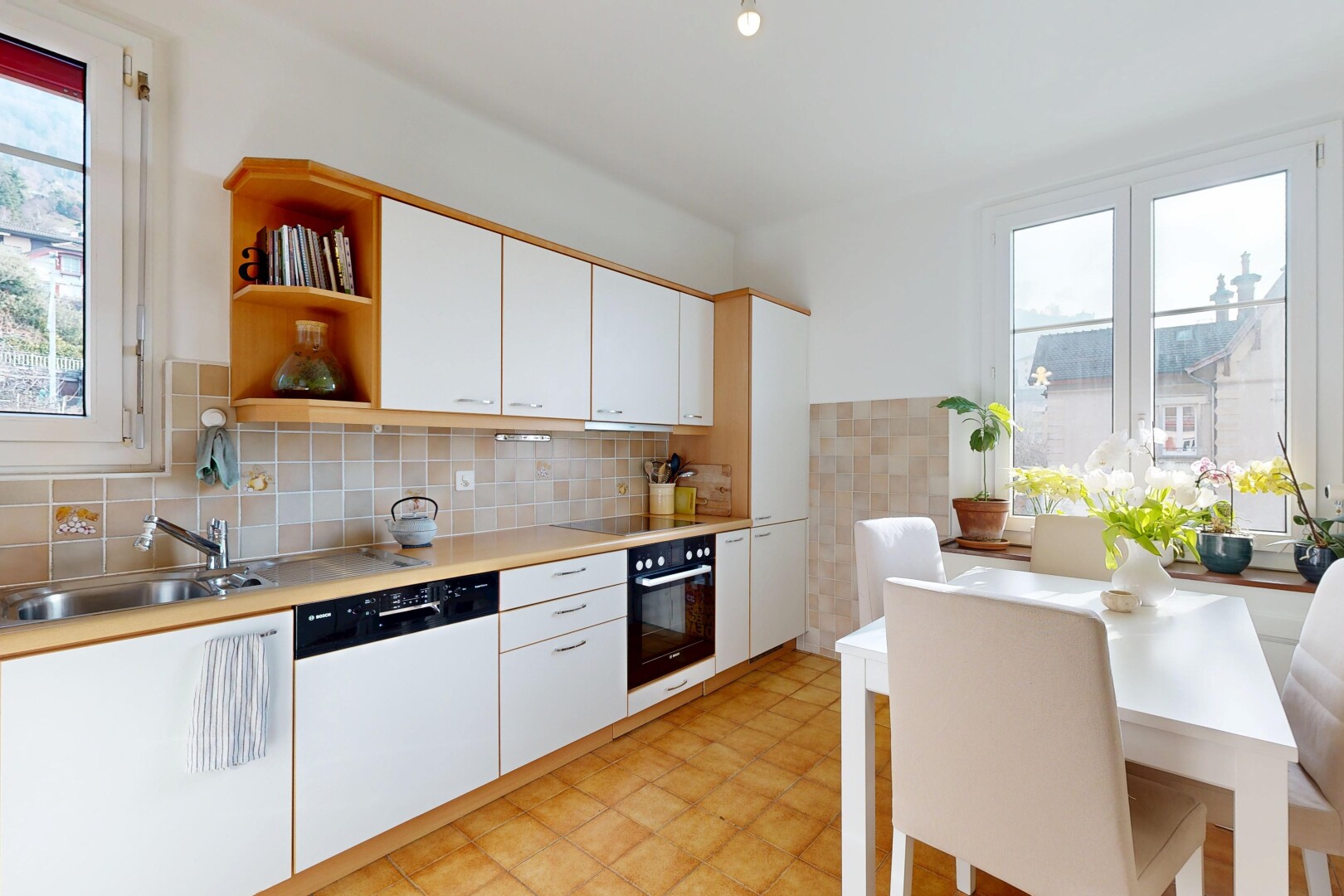 cuisine avec vinyl floor, sol en vinyle, light countertops, plans de travail, et vinyl tile