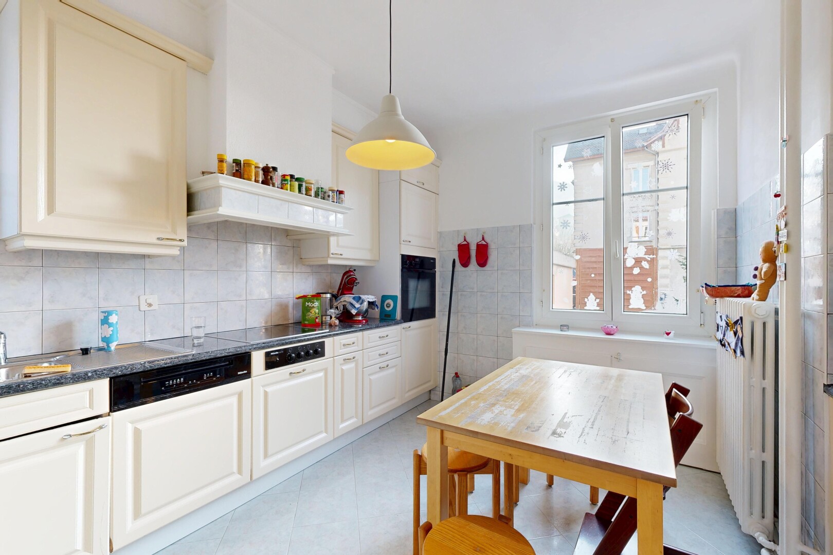 cuisine avec dark countertops, pendant lighting, éclairage suspendu, inside property, et light floor