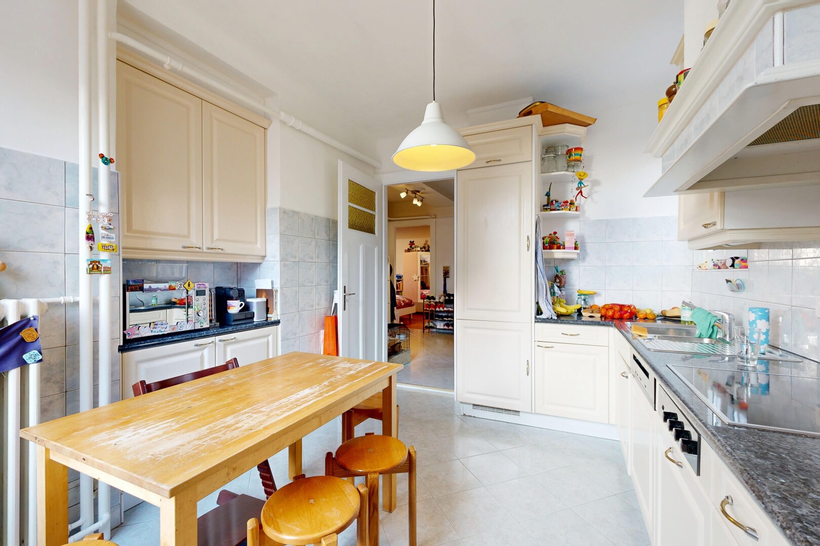 cuisine avec dark countertops, plans de travail, hotte, raised cabinets, et armoires élevées