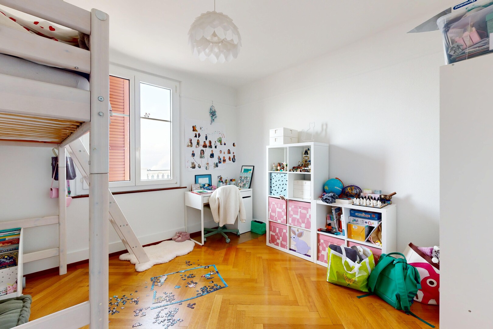 chambre avec parquet floor, sol en finition bois, wood finish floor, cloison sèche, et drywall