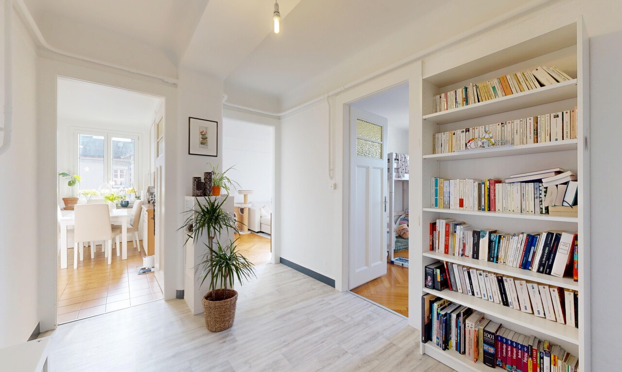 couloir avec inside property, sol en finition bois, wood finish floor, cloison sèche, et drywall