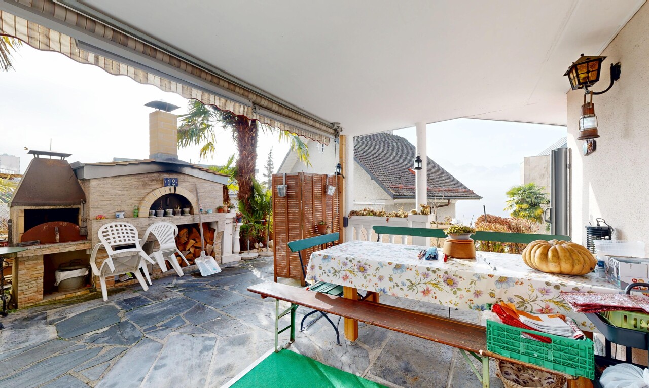 terrasse avec cheminée et coin repas extérieur