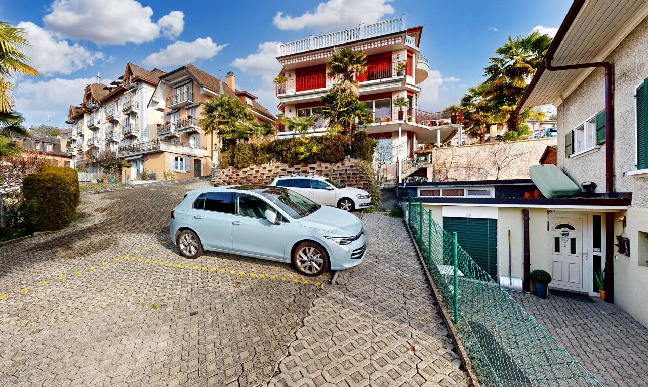 extérieur du bâtiment avec day time et parking