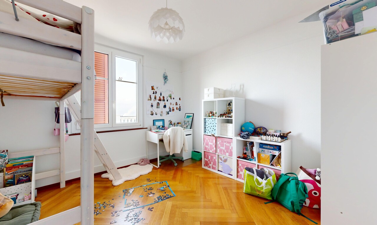 chambre avec parquet floor, sol en finition bois, wood finish floor, cloison sèche, et drywall