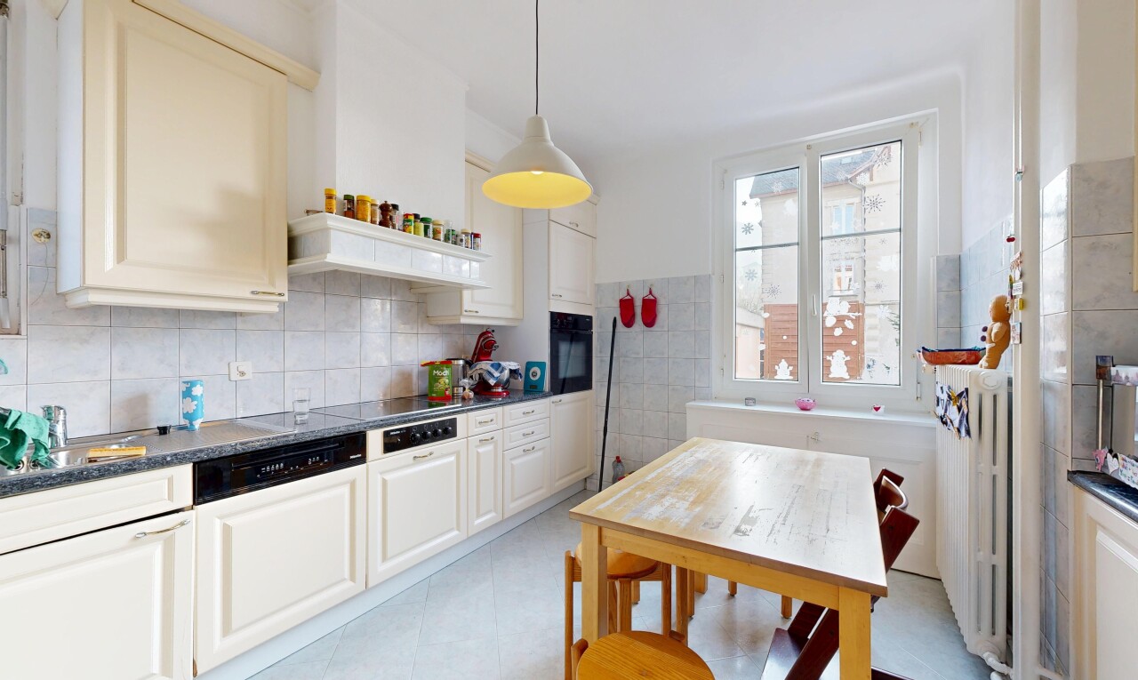 cuisine avec dark countertops, pendant lighting, éclairage suspendu, inside property, et light floor