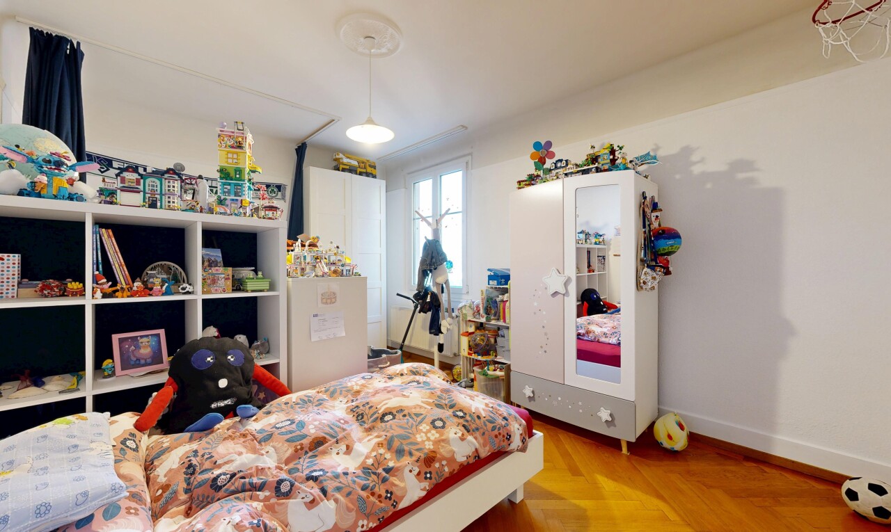 chambre avec drywall, cloison sèche, natural light, lumière naturelle, et wood finish floor