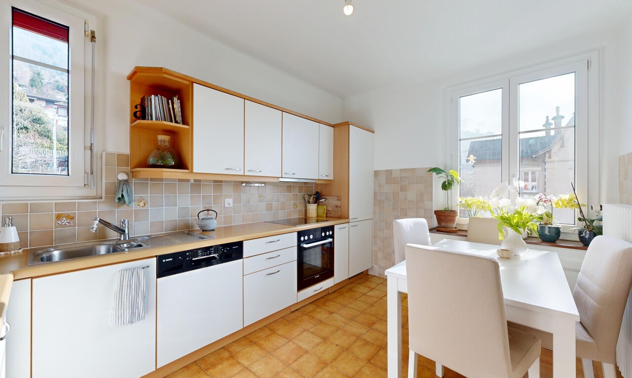 cuisine avec vinyl floor, sol en vinyle, light countertops, plans de travail, et vinyl tile