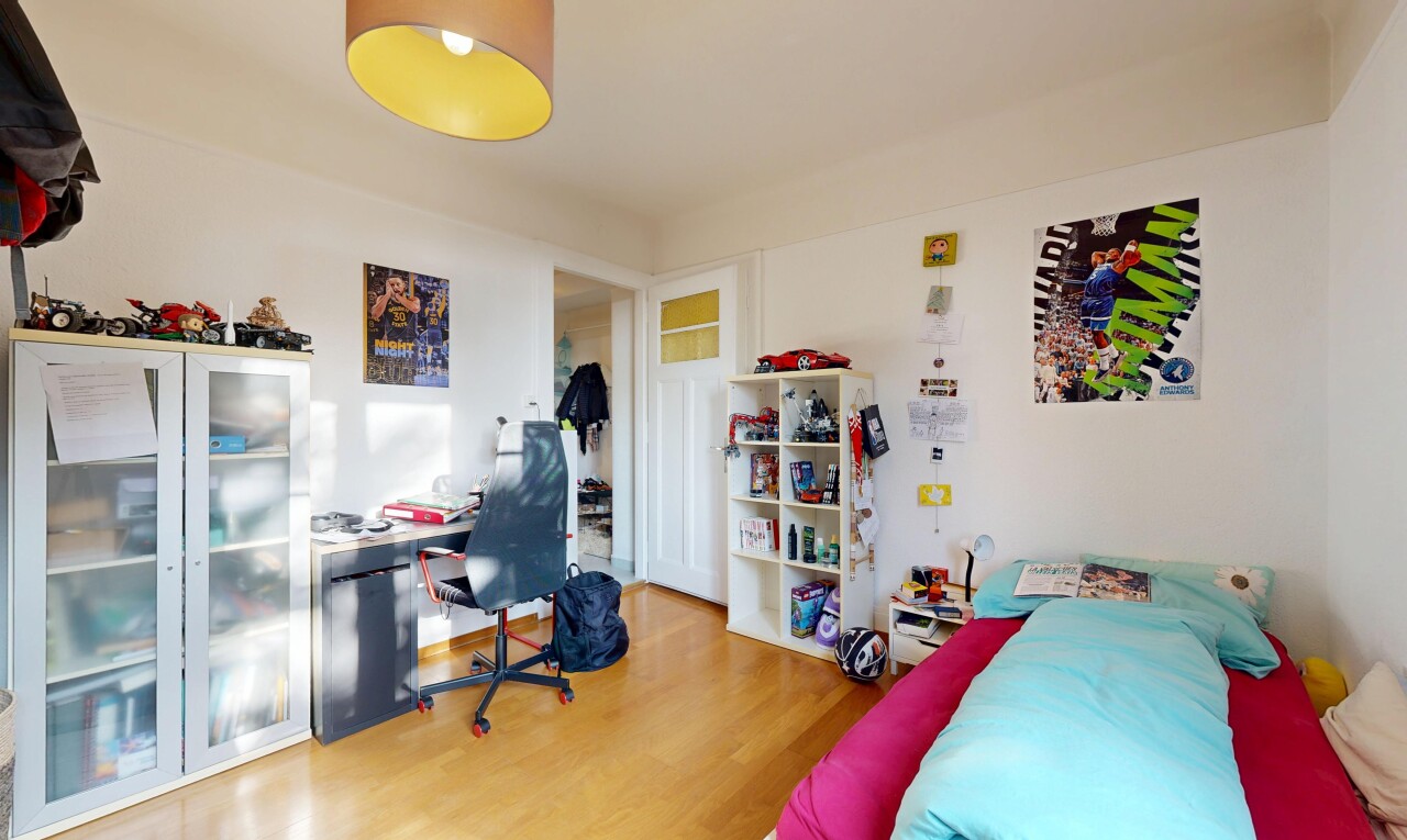 chambre avec espace bureau, sol en finition bois, wood finish floor, cloison sèche, et drywall