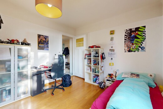 chambre avec espace bureau, sol en finition bois, wood finish floor, cloison sèche, et drywall