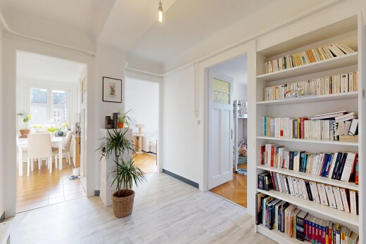 couloir avec inside property, sol en finition bois, wood finish floor, cloison sèche, et drywall