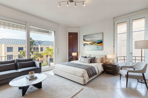 chambre avec accès à l'extérieur, portes-fenêtres, inside property, drywall, et cloison sèche
