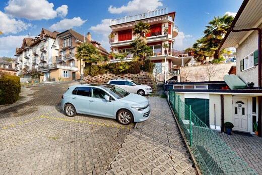 extérieur du bâtiment avec day time et parking