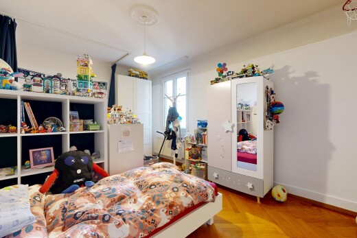 chambre avec drywall, cloison sèche, natural light, lumière naturelle, et wood finish floor