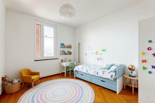 chambre avec cloison sèche, drywall, inside property, sol en finition bois, et wood finish floor