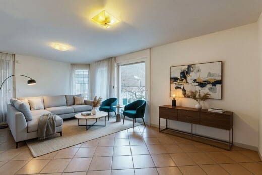 salon avec cloison sèche, drywall, lumière naturelle, natural light, et inside property