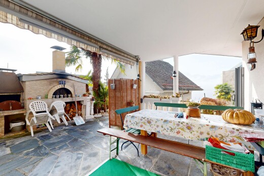 terrasse avec cheminée et coin repas extérieur