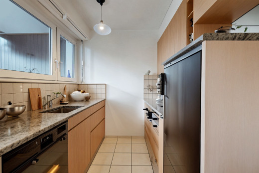 küche mit waschbecken, natürliches licht, pendelleuchte, geschirrspülmaschine, und küchenrückwand beim herd