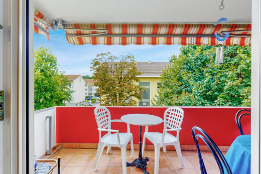 terrasse mit balkon und markise