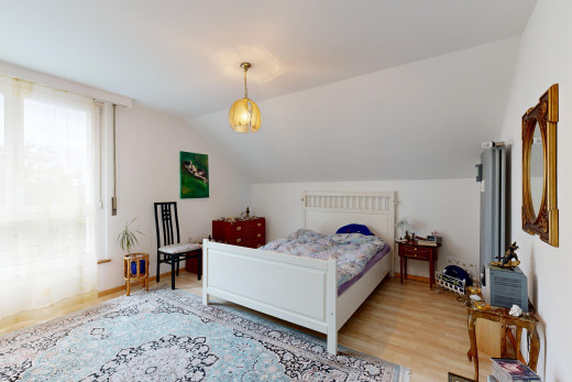 zimmer / schlafzimmer mit parkettboden, dachschräge, natürliches licht, und niedrige decke