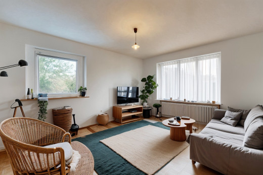 wohnzimmer mit fernseher, kühler, und natürliches licht