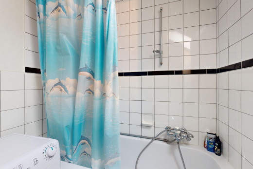 bad mit kombiniertes bad / dusche und tumbler