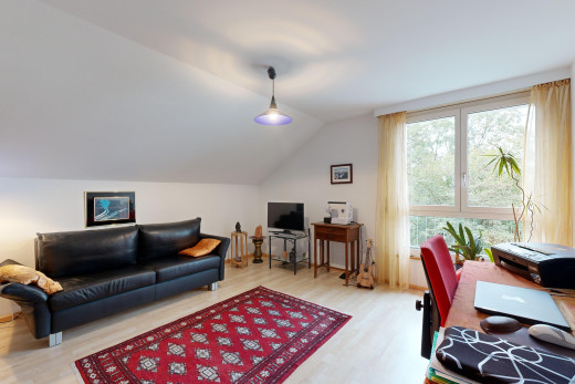 wohn- / esszimmer mit fernseher, parkettboden, natürliches licht, und dachschräge