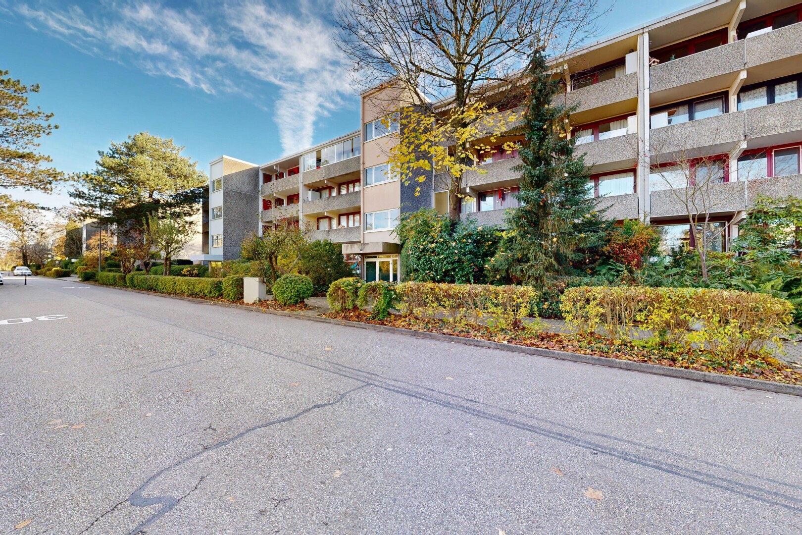 view of apartment building / complex