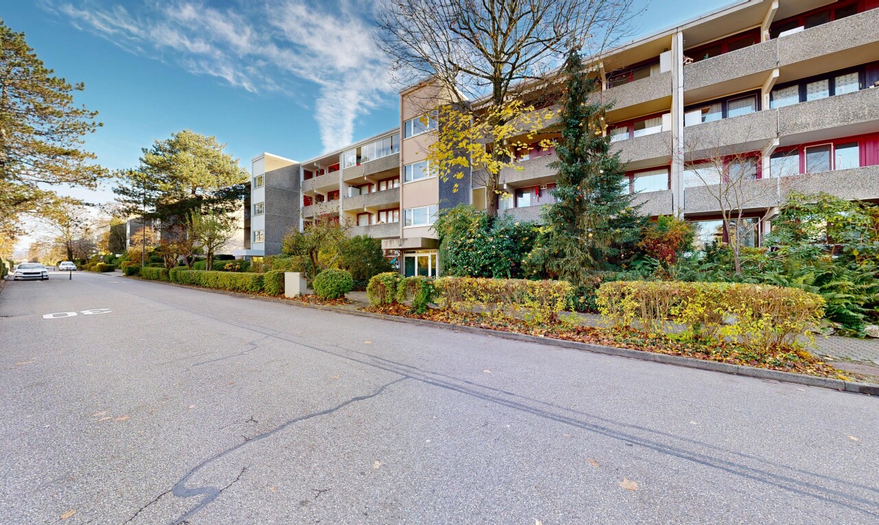 view of apartment building / complex