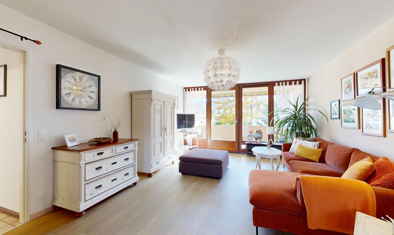 living room with light wood-style flooring, a chandelier, and floor to ceiling windows