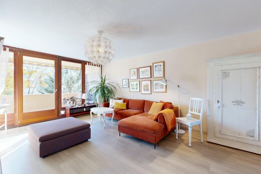 wohnzimmer mit inside property, drywall, gipskartonwand, natural light, und natürliches licht