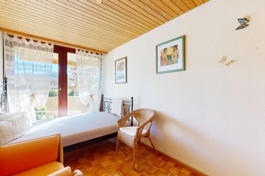 zimmer / schlafzimmer mit natural light, natürliches licht, inside property, parquet floor, und drywall