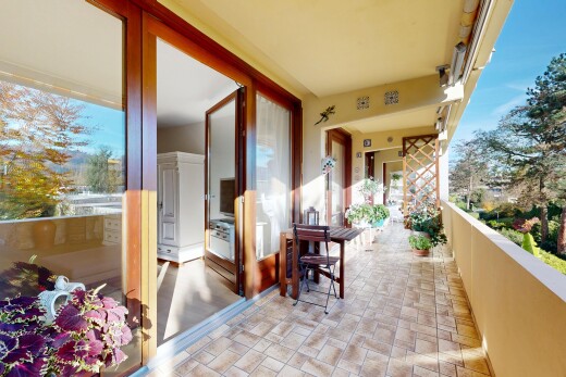terrasse mit balkon und fernseher
